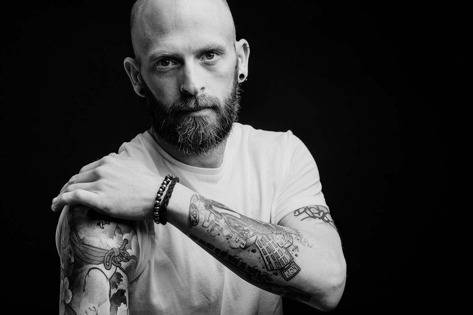 Artista a mostrar as suas tatuagens